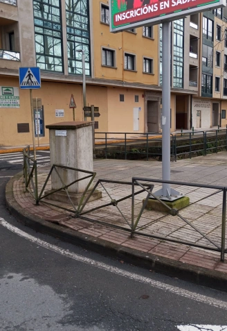 Así quedó la valla en Sada (A Coruña) tras el impacto del coche