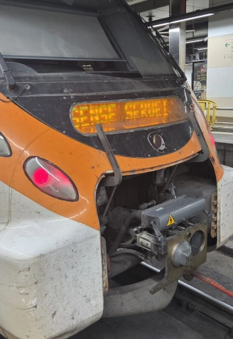 la R2 Sud también presenta un corte, con servicio por carretera entre Castelldefels y Garraf.