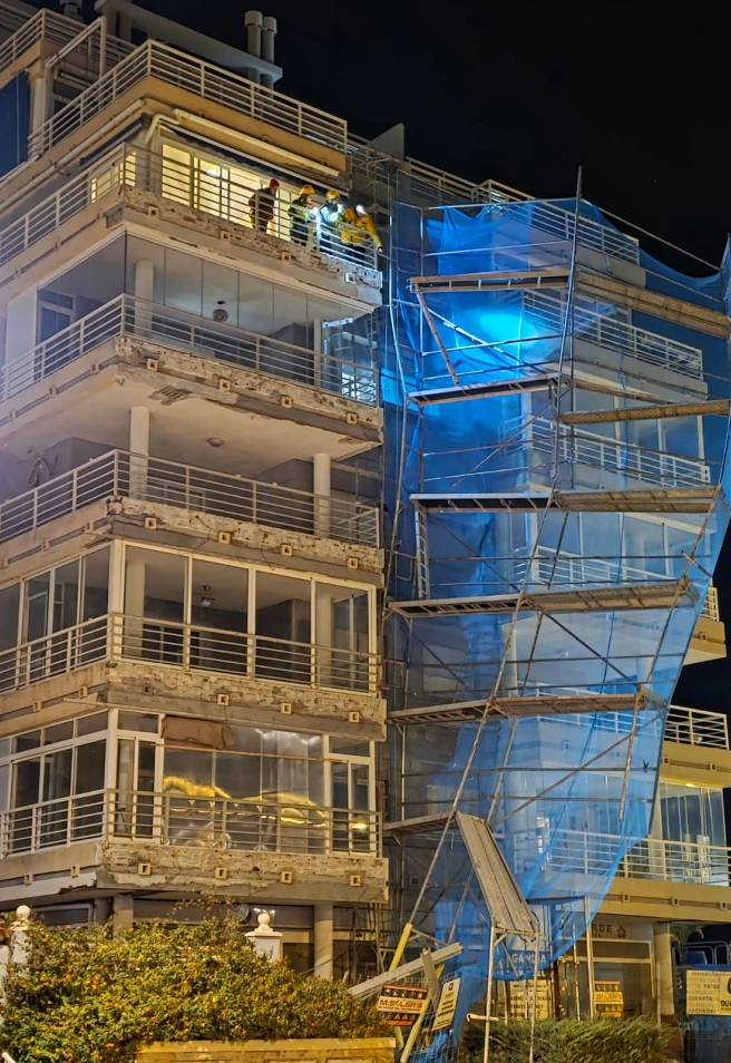 El fuerte viento en Calp obliga a demoler un andamio por riesgo de derrumbe