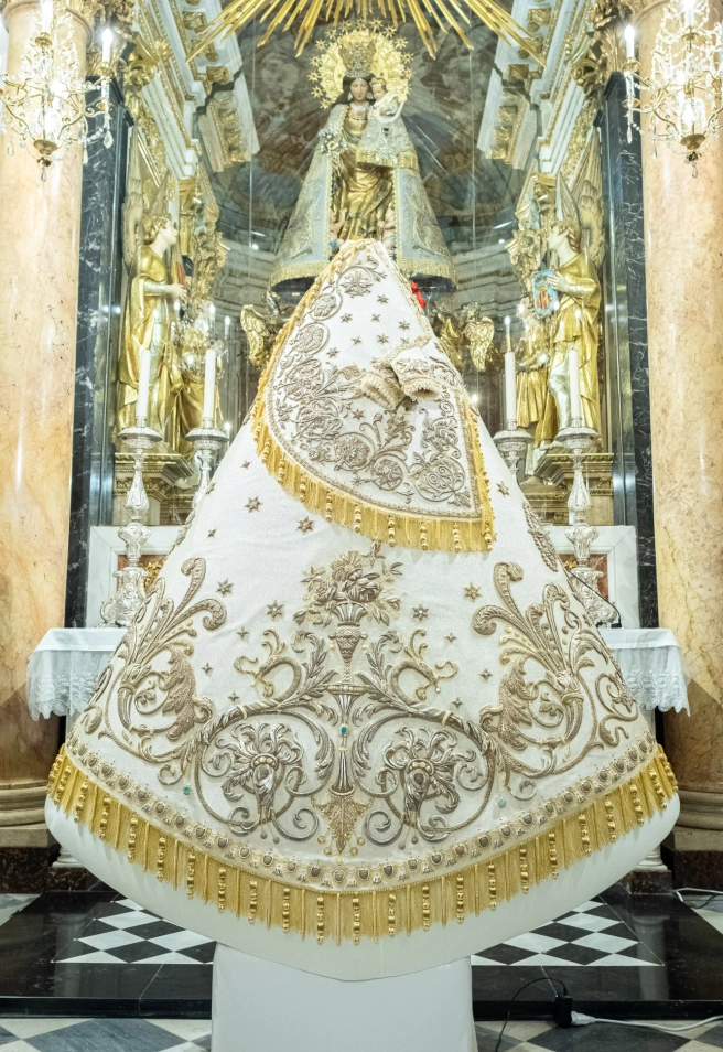 Detalle Manto de la Virgen restaurado