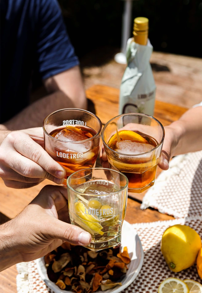 Imagen promocional con los tres vermuts de Bodegas Lodeiros