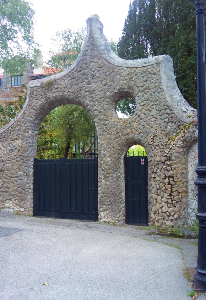 Este palacio, hoy visitable, es considerado una pieza de transición, un preludio de las formas que definirían el modernismo.