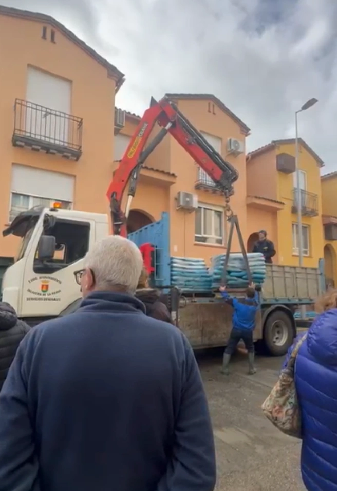 Vecinos recibiendo sacos para hacer diques de arena