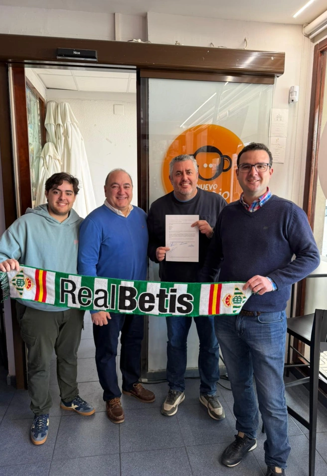 Miembros de la directiva de la Peña del Real Betis con los estatutos de fundación