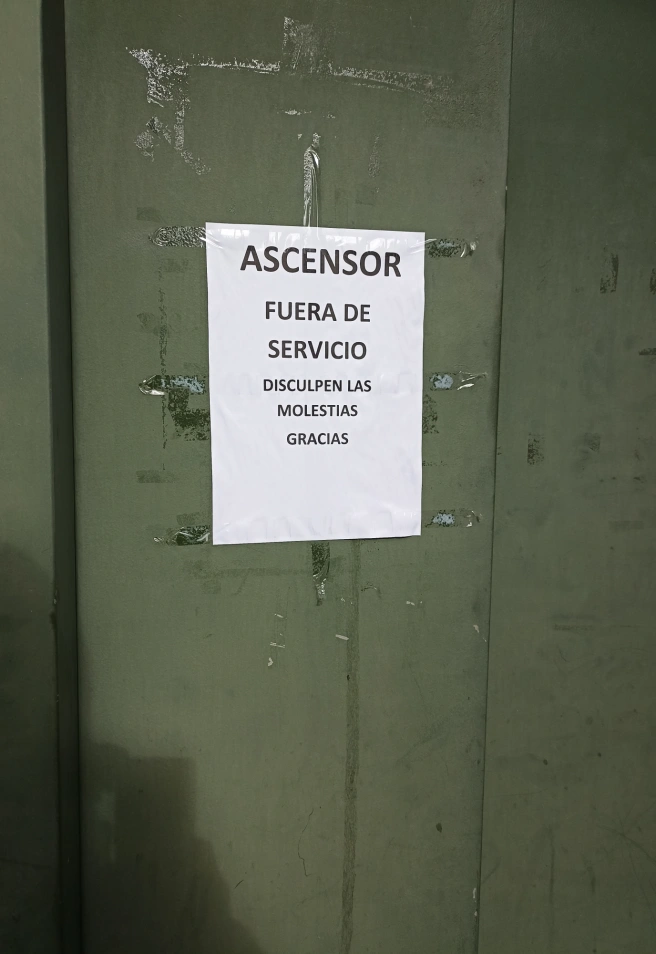 Ascensor fuera de servicio en un aparcamiento subterráneo de Zamora