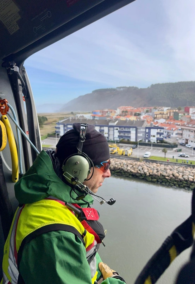 Agente de la Guardia Civil desde el helicóptero