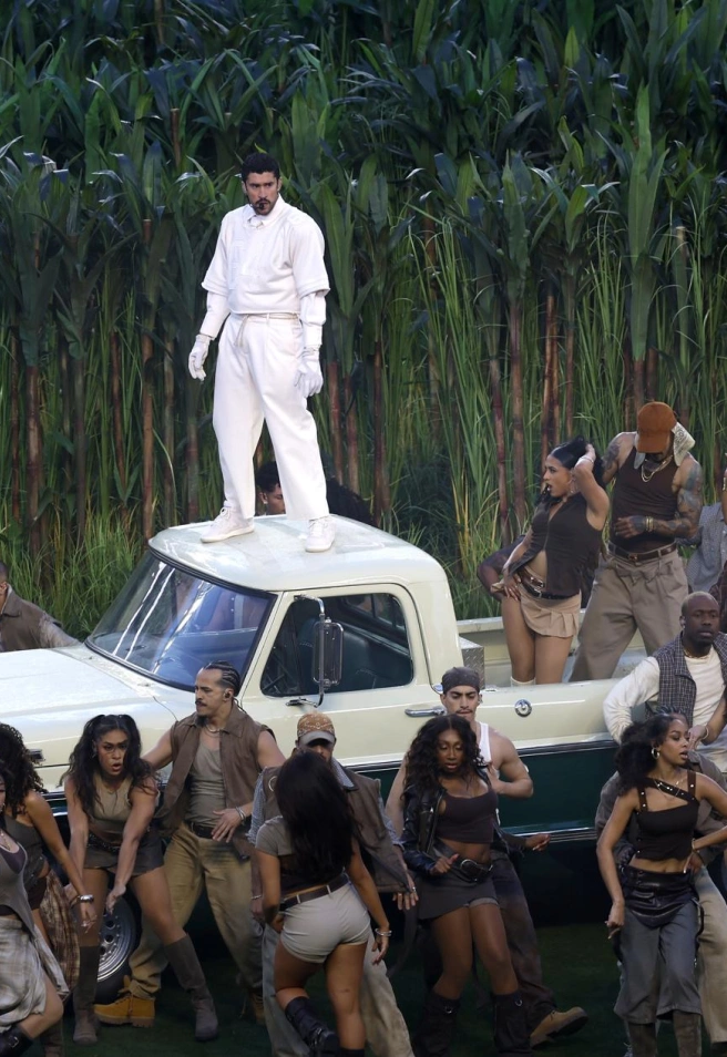 Bad Bunny durante su actuación en la Super Bowl