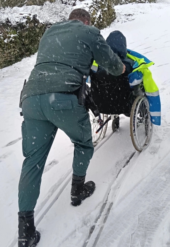 Un guardia civil auxilia a un paciente durante el temporal en Zamora