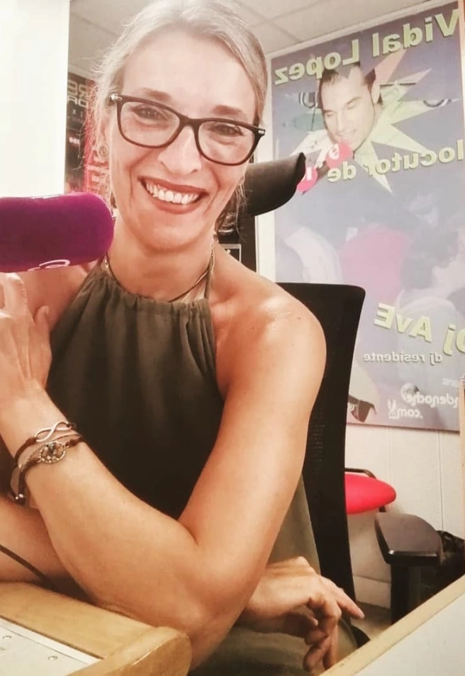 Montse Estévez en los estudios de Cadena 100