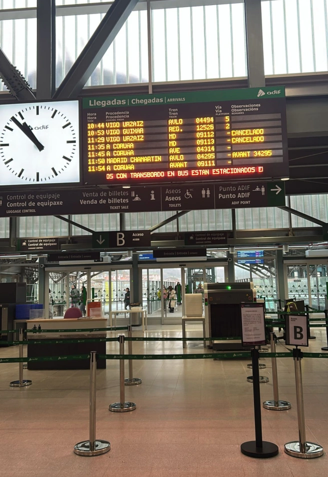 Paneles de la estación de RENFE en Santiago