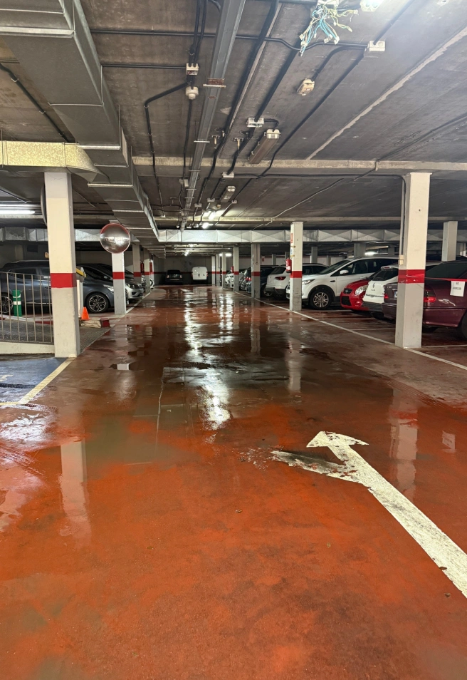 Estado actual del aparcamiento, con goteras