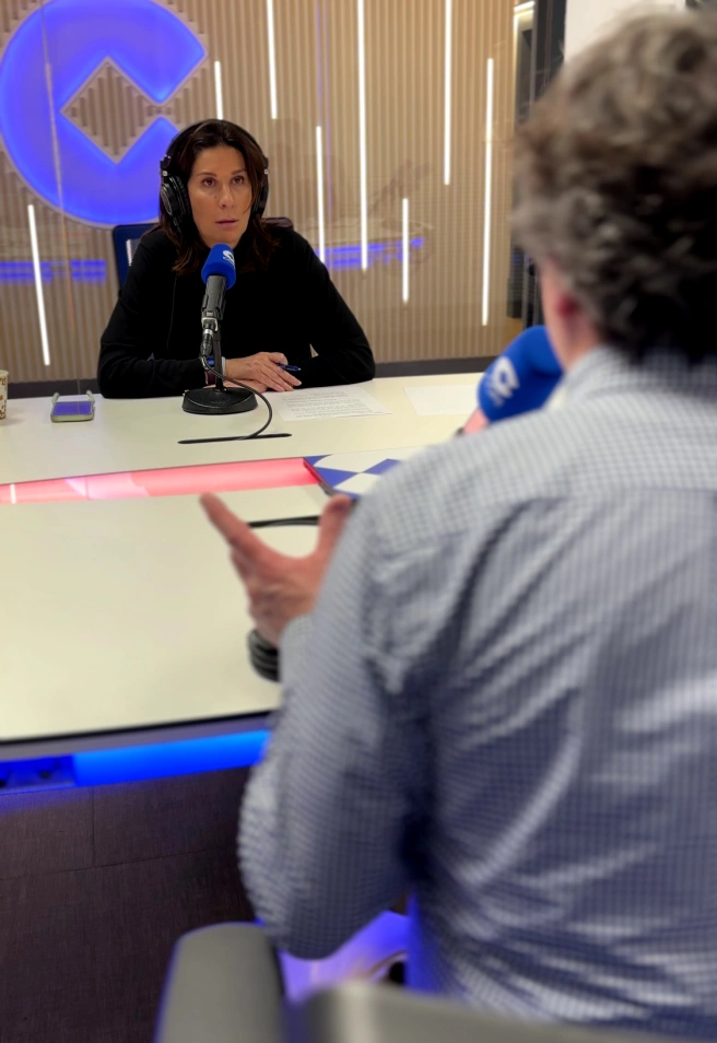 Pilar García de la Granja con uno de los maquinistas contratados por Adif para revisar las vías del tren