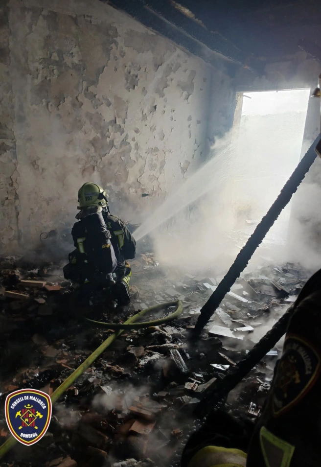 Bombero apagando fuego