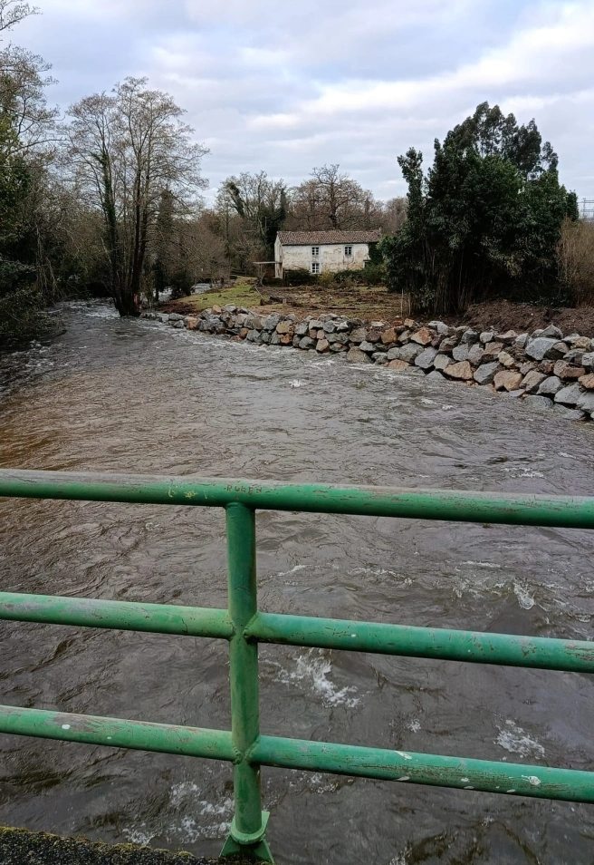 Las aguas bajan dentro del cauce