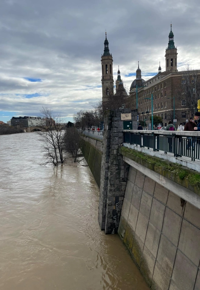 Imagen de la crecida del Ebro a su paso por la ciudad de Zaragoza.