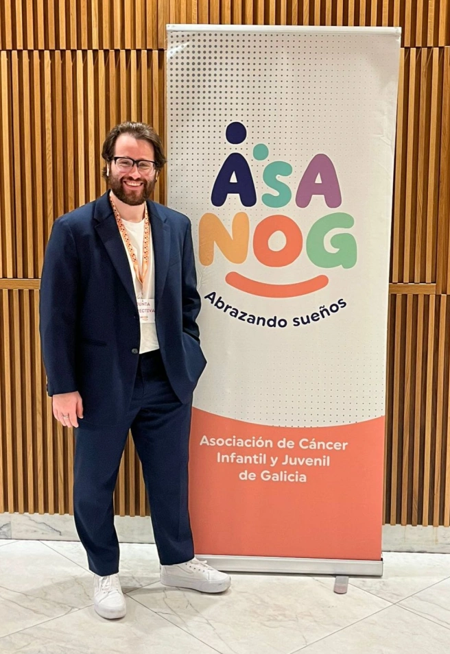 Borja Balbuena, miembro del grupo "Pulseras Amarillas" de ASANOG y autor del libro "Superhéroes sin superpoderes"