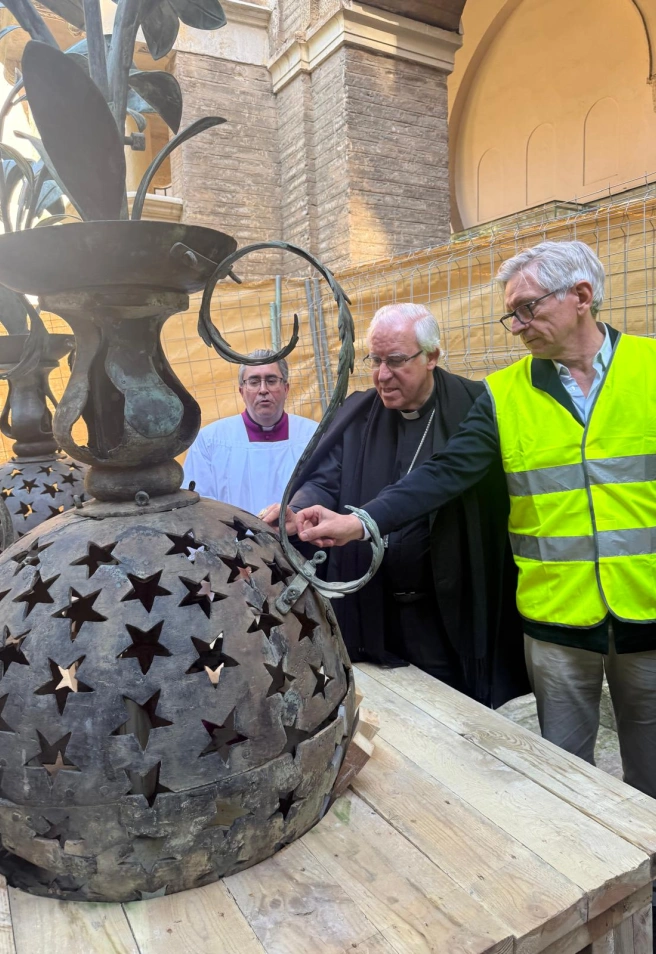 Retirada de las jarras de azucenas