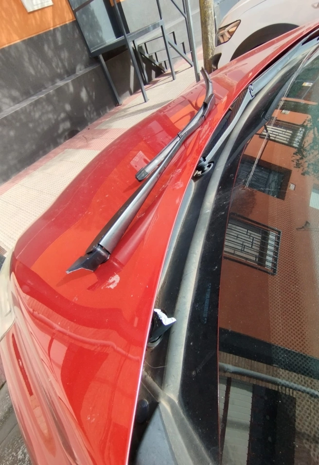 Limpiaparabrisas del coche de Javier