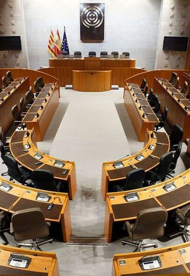 Imagen del hemiciclo con los 67 escaños que conforman el parlamento regional.