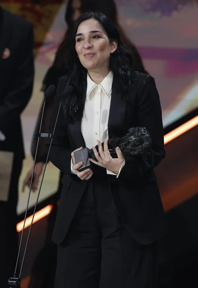 La directora Alauda Ruiz de Azúa recibe el Goya a mejor guion original por su película ´Los domingos´