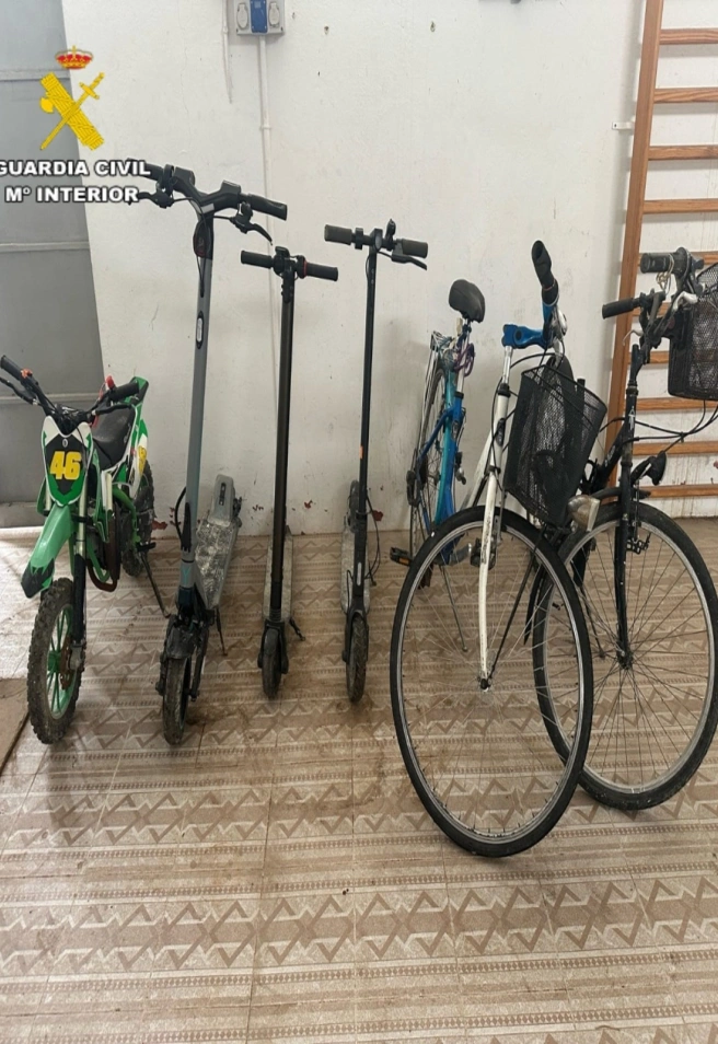 Patinetes y bicicletas incautadas en el operativo