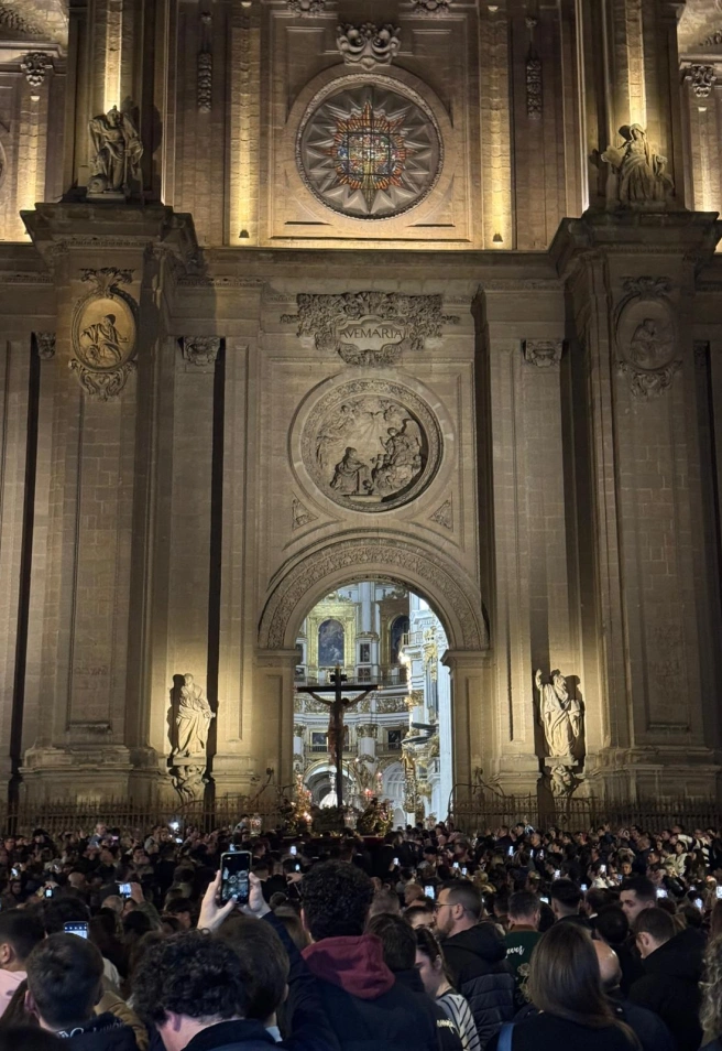 El Cristo de los Favores a su llegada a la Catedral