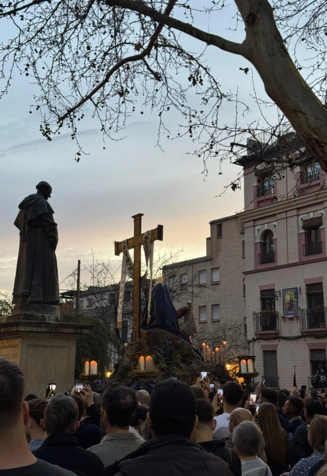 La Soledad de Santo Mingo junto a monumento a Fray Luis de Granada