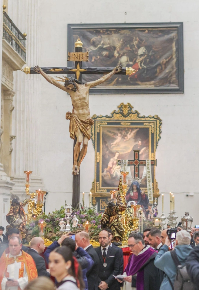 Rezo del Vía Crucis en el interior de la Catedral