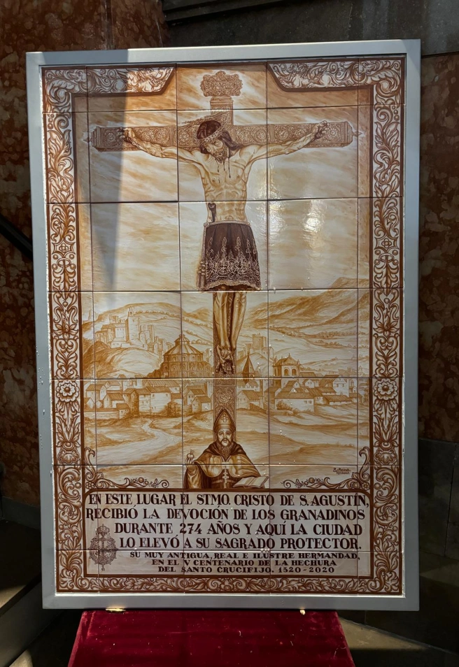 Retablo cerámico del Cristo de San Agustín