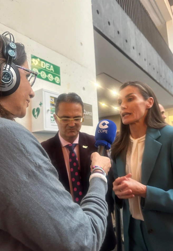 La reina Letizia atiende a Pilar García de la Granja en el congreso de enfermedades raras