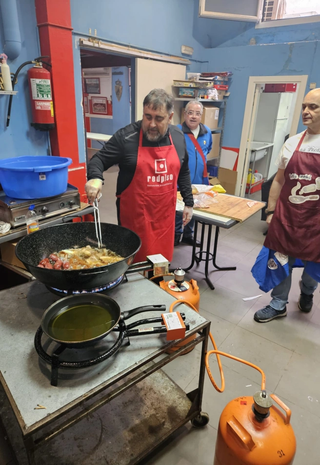 Las peñas cocinan para sus socios en el interior de los locales