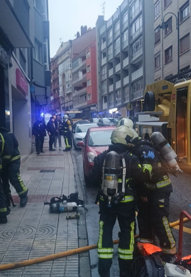 Incendio en el número 6 de la avenida Fernández Balsera de Avilés