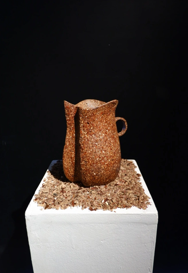 Una de las piezas elaboradas con cáscara de castaña por Manu Persa