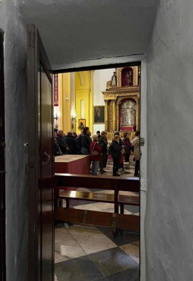 Los fieles rezan ante el Cautivo de San Ildefonso