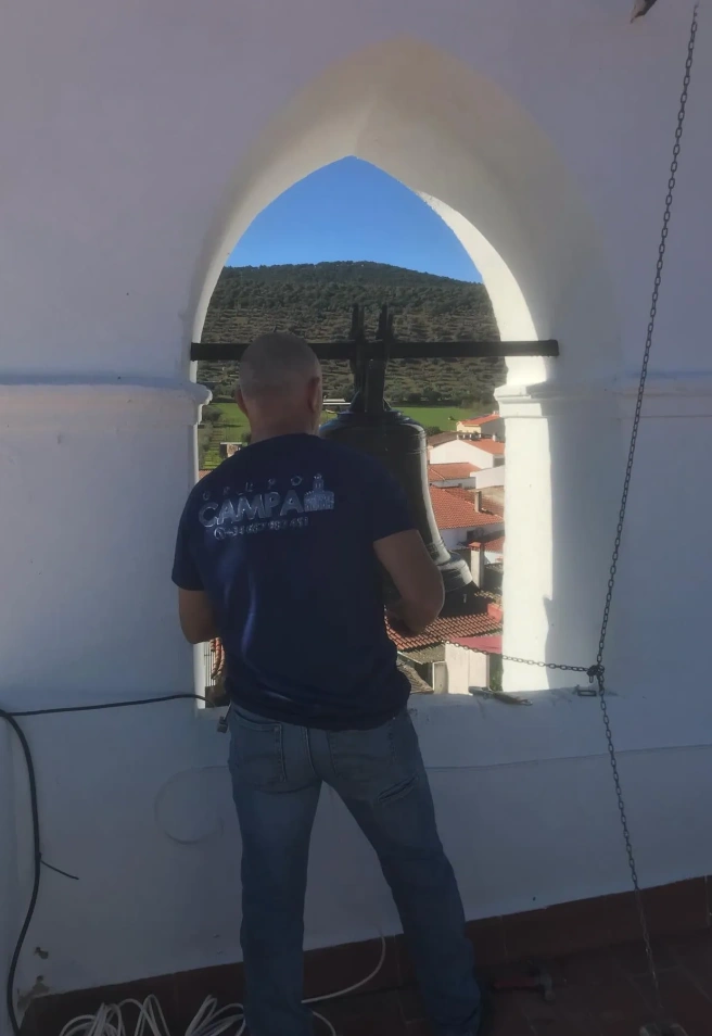 Desde Sevilla estos campaneros dan servicio a templos de toda España