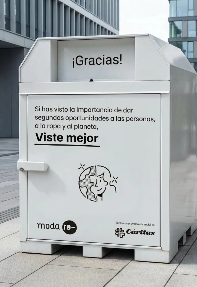 Uno de los contenedores de ropa de los que dispone Cáritas y ModaRe