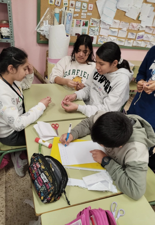 Los alumnos realizan diferentes tareas
