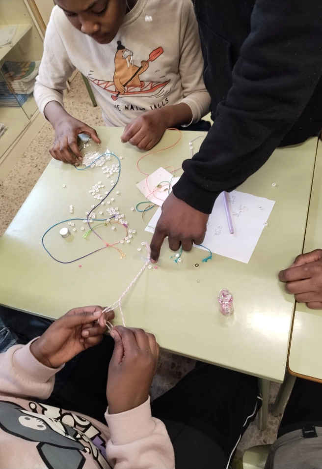 Los alumnos fabrican pulseras y chapas para vender en el barrio y costear el viaje