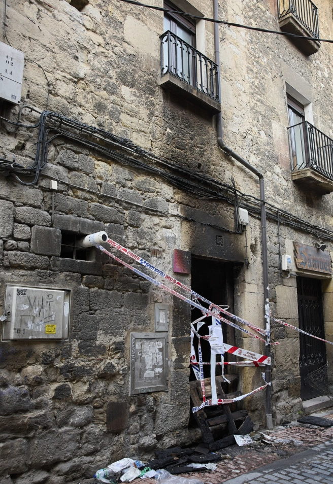 MIRANDA DE EBRO (BURGOS), 11/03/2026.- Tres personas han muerto y otras cuatro han resultado heridas, dos de ellas menores de 7 y 11 años, en el incendio que se declaró en torno a las 22:45 horas de este martes en un edificio de Miranda de Ebro (Burgos). EFE/David Pérez