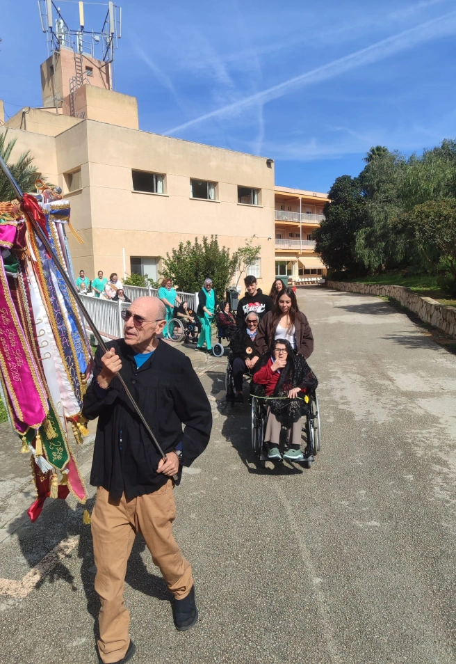 Imposición de estandarte a la Falla de la residencia Santa Llúcia de Dénia