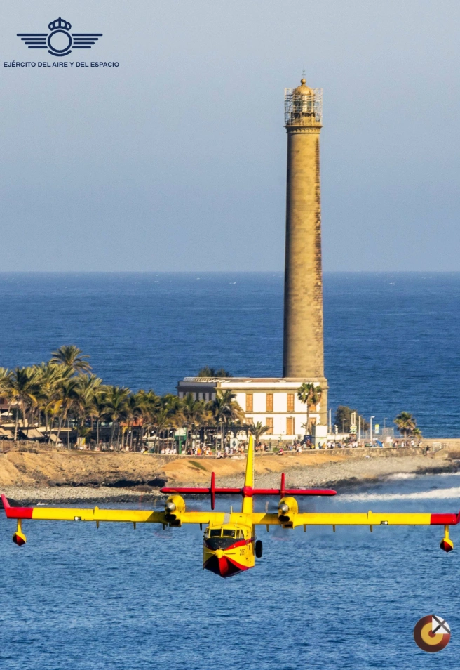 Uno hidroavión sobrevolando la costa de Maspalomas
