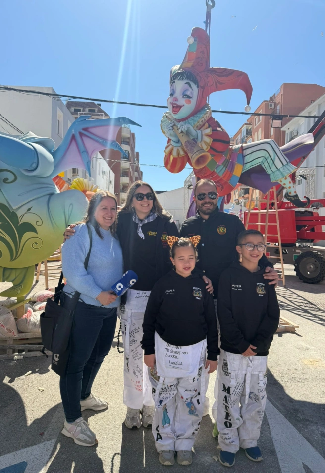 La periodista Inma Celda junto con los cargos de la Falla Diana