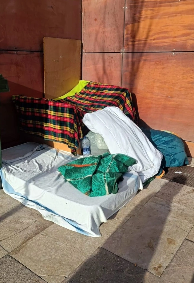 Personas sin hogar pernoctando en los exteriores del Albergue de Zaragoza