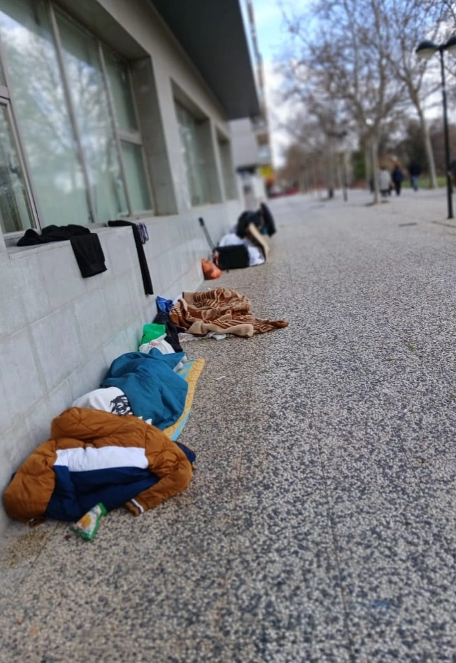 Enseres de personas sin hogar en la calle en Zaragoza