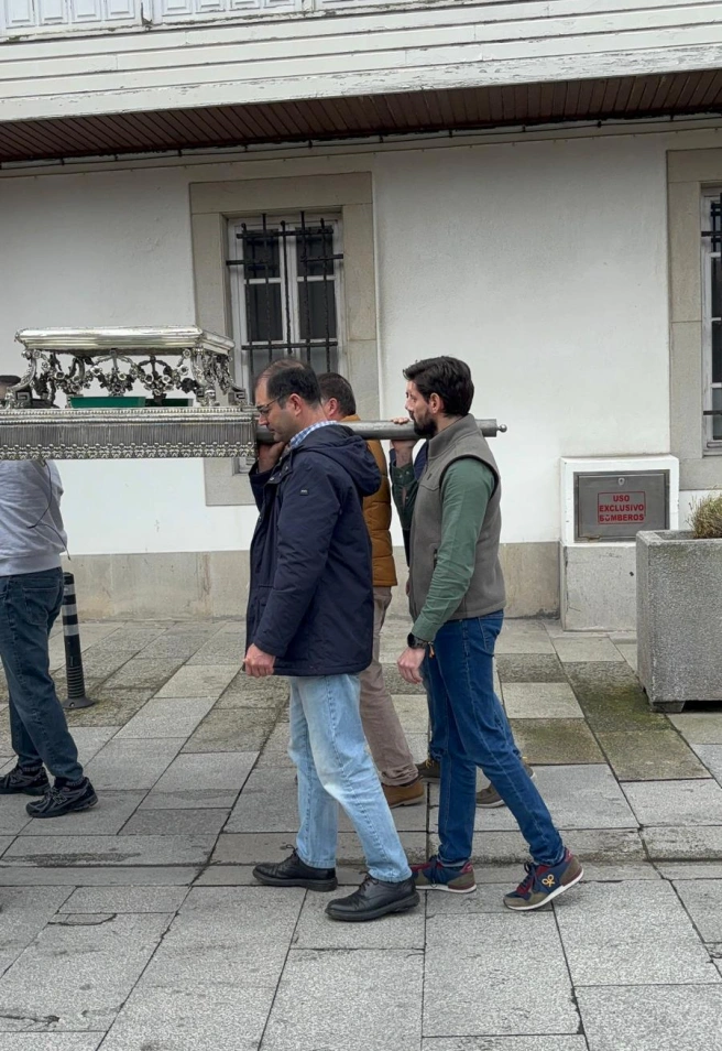 Ensayo de la Semana Santa de A Coruña en el lateral del Hospital Abente y Lago