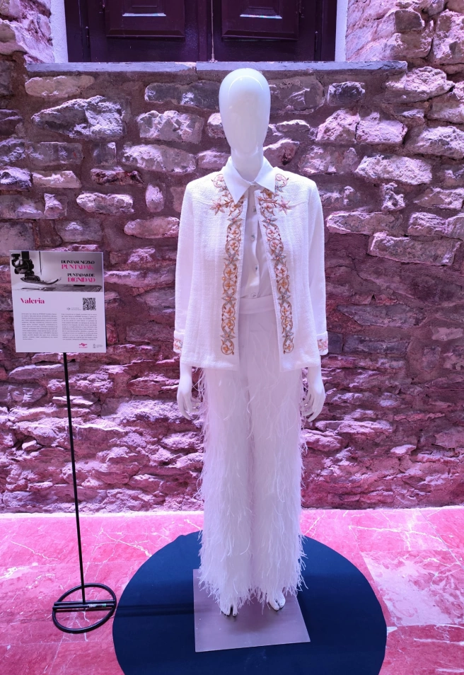 Otro de los diseños de la muestra Puntadas de dignidad