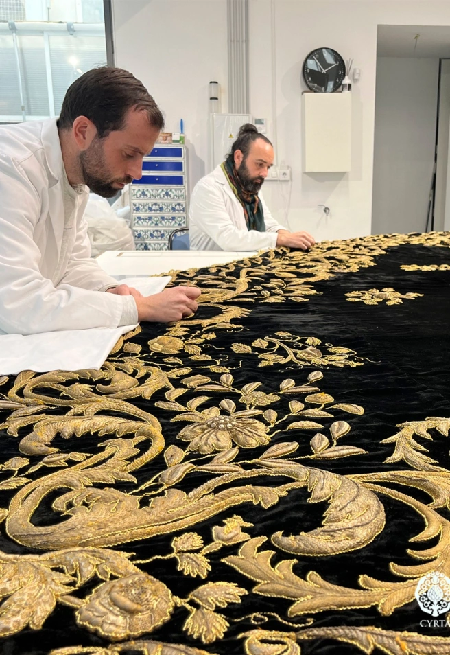 Integrantes de la empresa CYRTA de Sevilla fueron los encargados de la recuperación del manto de Dolores