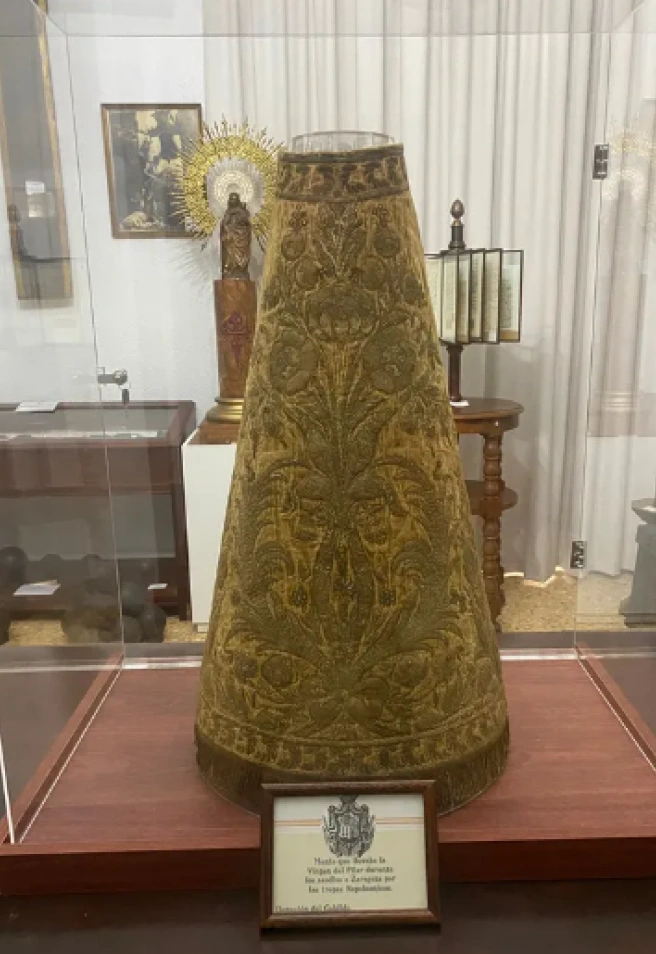 Manto de la Virgen de Pilar restaurado por la Real Fábrica de Tapices