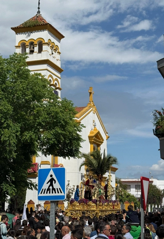 El paso de la Borriquita junto a la Parroquia de San Ropque