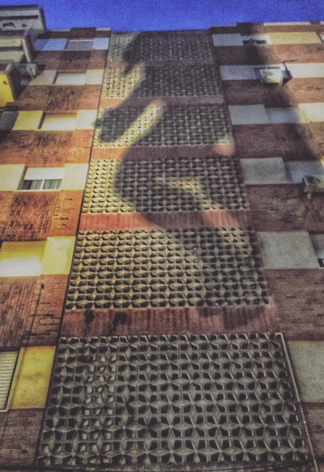 La imagen de la Angustia se proyecta en un edificio de San Fernando